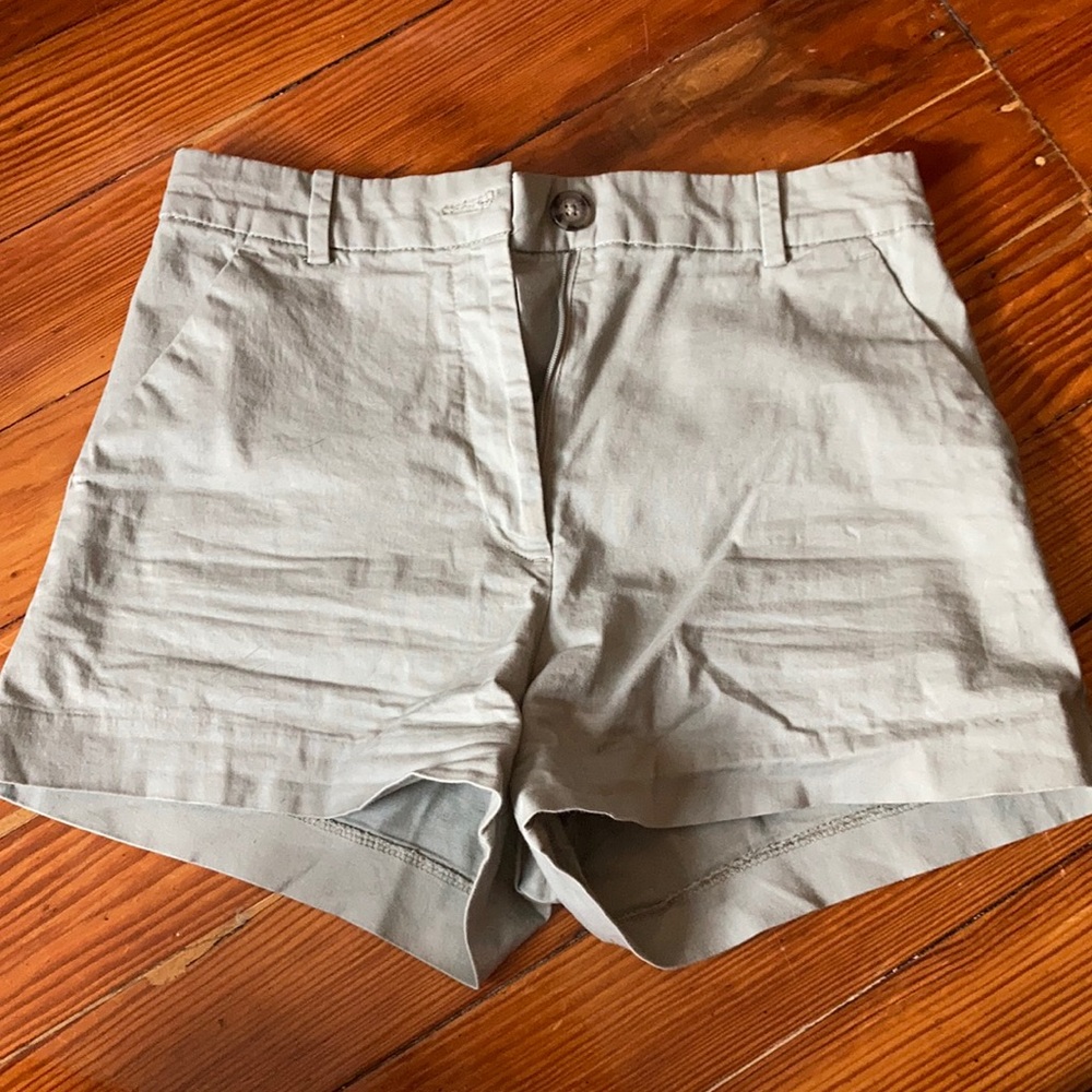 H&M chino mint green short shorts size 4 (fits like a 2)